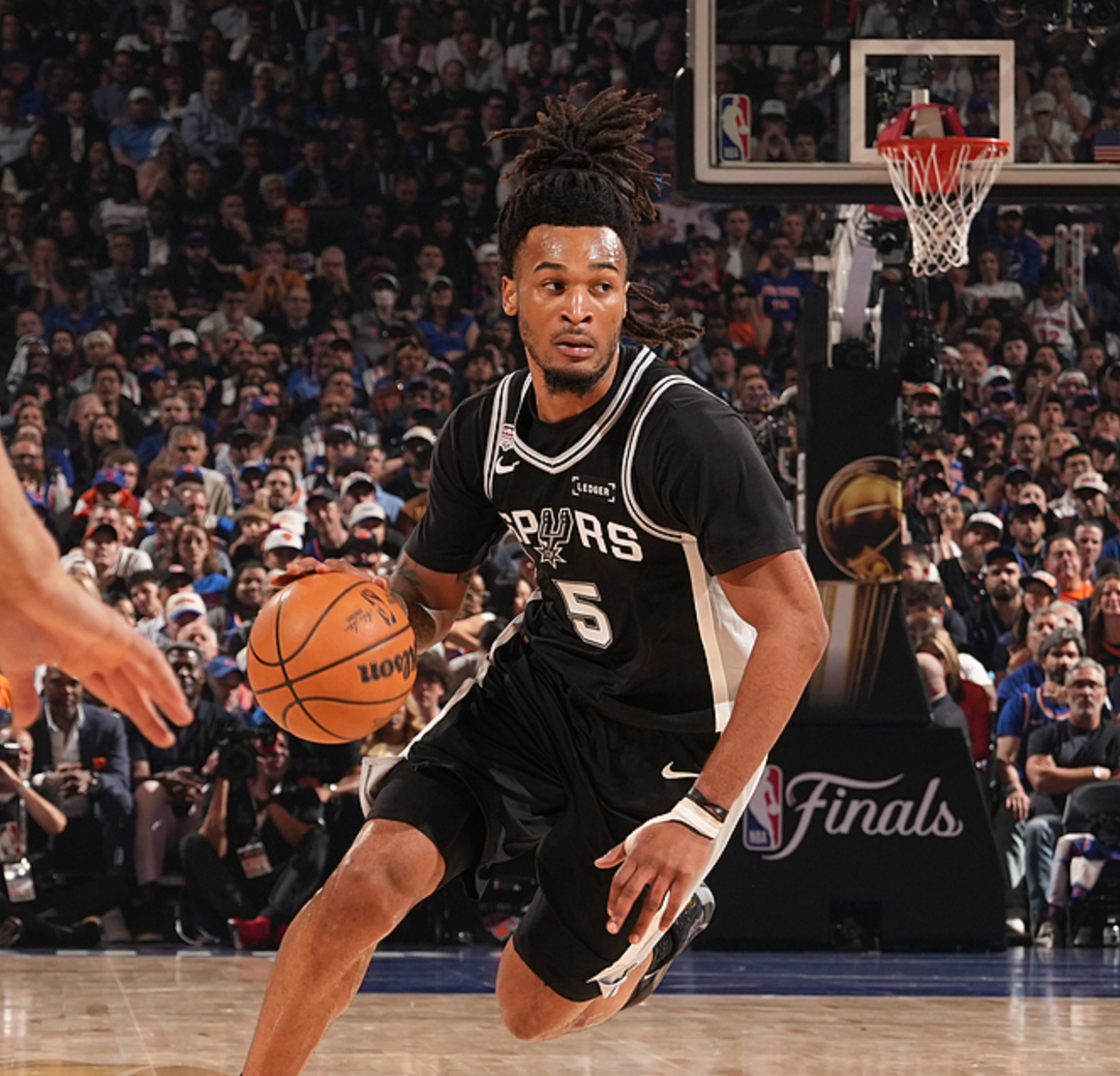 NBA流言汇总：雄鹿绿军围绕字母谈判 布朗去第三方
